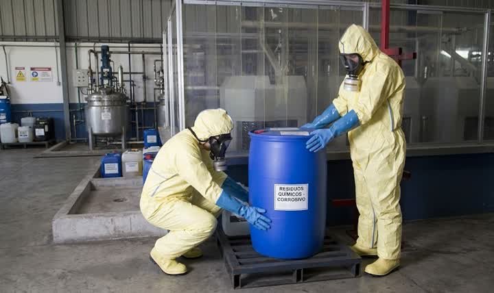 Profesionales expertos en la gestión de residuos industriales en Fontibón aseguran bidones de sustancias corrosivas industriales de manera segura.