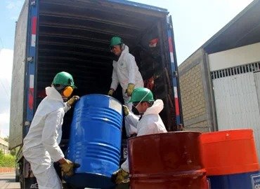 Transporte especializado como parte de la gestión de residuos peligrosos en Bogotá hacia plantas de disposición final.