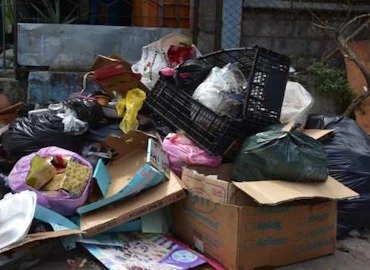 Acumulación de desechos ordinarios y empaques en vía pública para la gestión de residuos sólidos en Bogotá.