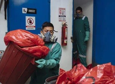 Supervisión técnica en la gestión de residuos peligrosos en Bogotá para asegurar el cumplimiento normativo ambiental.