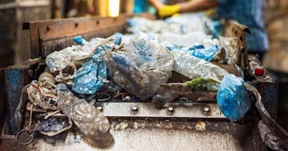 Maquinaria de reciclaje clasificando botellas de plástico para la gestión de residuos industriales en Bosa.