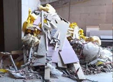 Escombros y materiales de construcción procesados mediante una gestión de residuos sólidos en Bogotá eficiente.