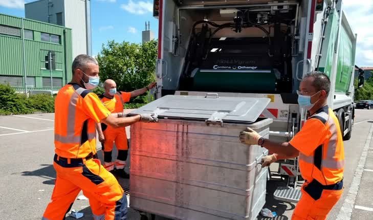 Operación logística de manejo de residuos industriales en Kennedy mediante recolección mecanizada y transporte especializado para el sector empresarial.