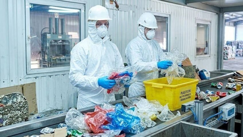 Gestión de residuos industriales en Chapinero enfocada en la separación manual de envases plásticos y latas de aluminio en bandas transportadoras.