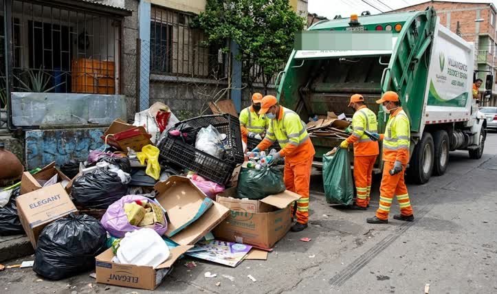 Operación de recolección para la gestión de residuos industriales en Engativá con altos estándares de seguridad.