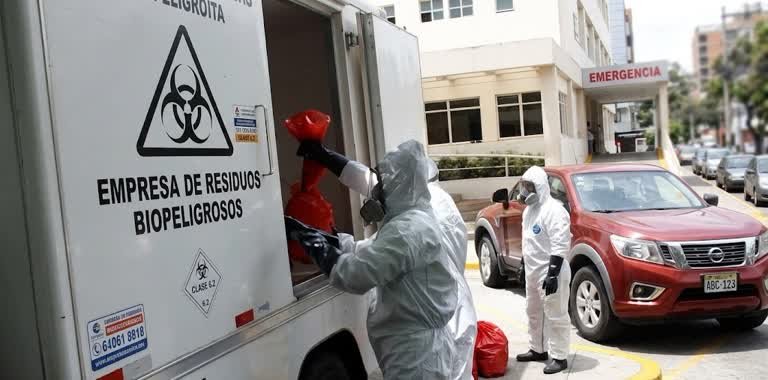 Personal experto en la gestión de residuos industriales en Fontibón mediante recolección técnica y transporte especializado de materiales.