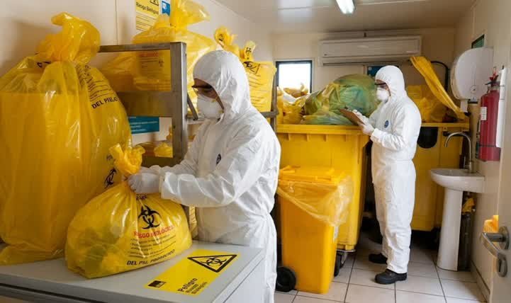 Personal capacitado realizando el correcto manejo y gestión de residuos industriales en Fontibón dentro de una zona de acopio especializada.