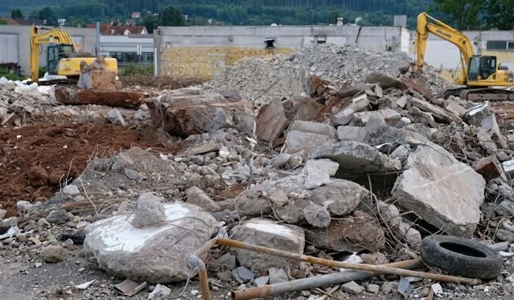 Empresa de recolección de escombros en Bogotá retirando material