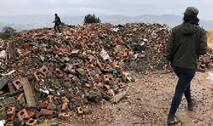 Empresa de recolección de escombros en Bogotá con maquinaria pesada
