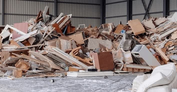 Empresa de recolección de escombros en Bogotá transportando residuos